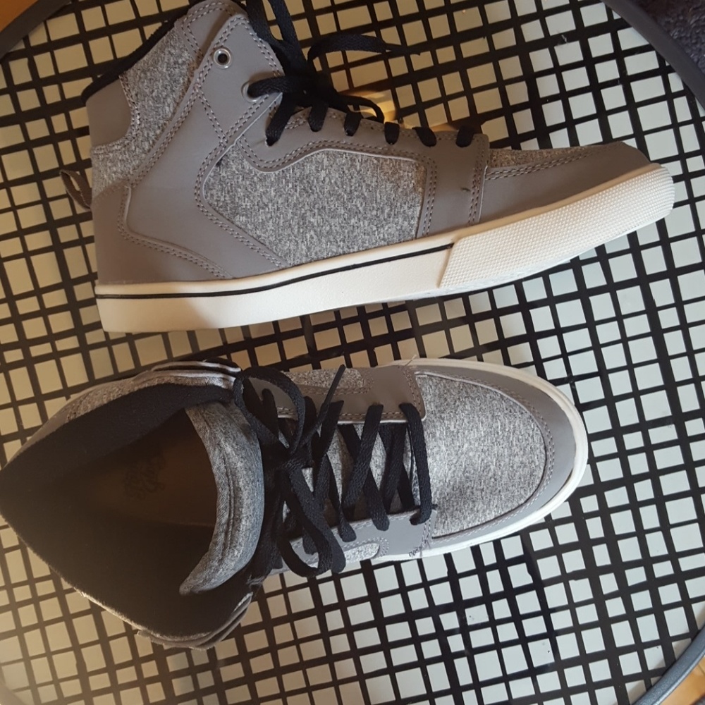 😎Grey Kicks 😎👟 NWOT
